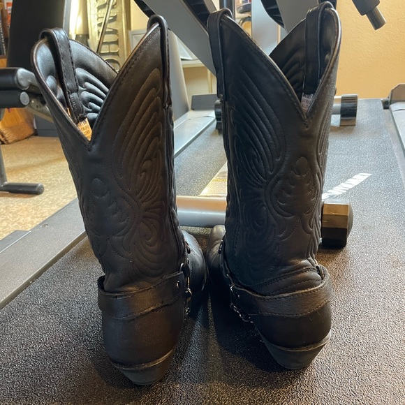 Black western cowgirl boots with heart chain harness details - Picture 9 of 12